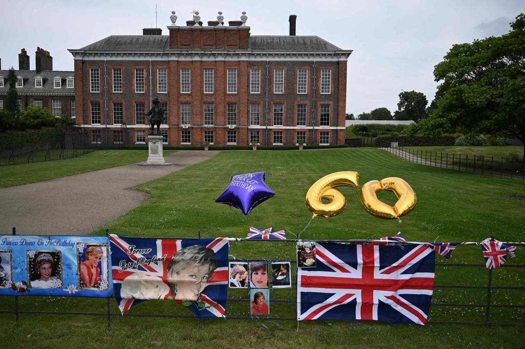 Balon bertuliskan 60 menandai ulang tahun Putri Diana  di depan Istana Kensington, London, Kamis, 1 Juli 2021. Lady Diana Spencer menikah dengan Pangeran Charles di Katedral St Paul di London pada 29 Juli 1981.