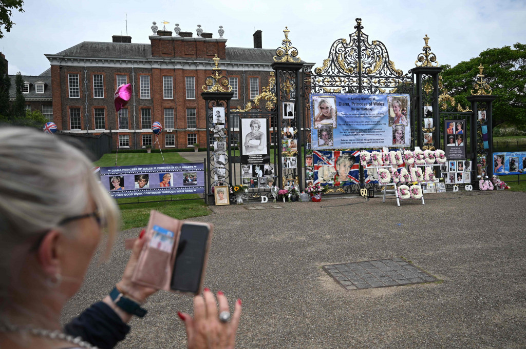 Sebagai salah satu wanita paling terkenal sepanjang masa, Diana, Princess of Wales adalah ikon global.