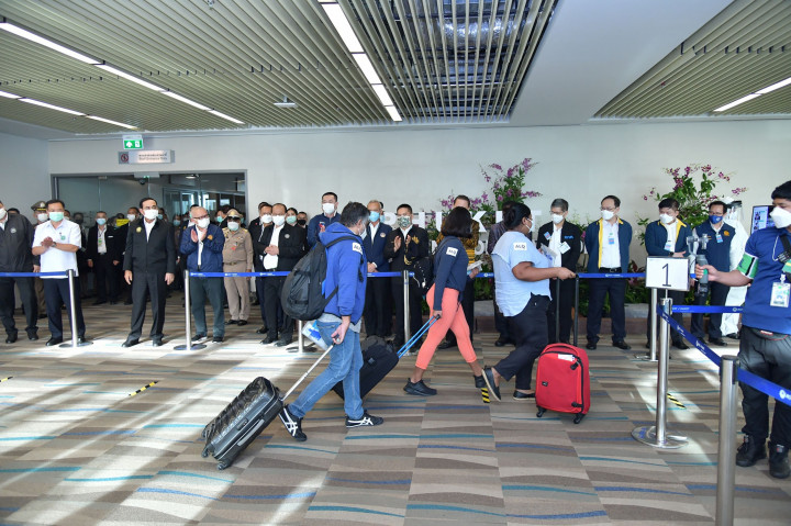 Perdana Menteri Thailand Prayut Chan-O-Cha (ke-4 dari kiri) menyaksikan turis yang datang berjalan melewati Bandara Internasional Phuket.
