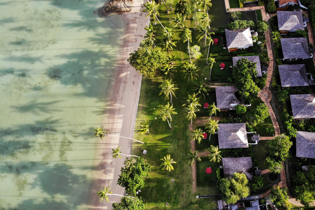 Negara di kawasan Asia Tenggara yang boleh masuk adalah Singapura, Kamboja, Laos, Brunei, Myanmar, dan Vietnam. Pengunjung dari luar Thailand harus sudah divaksinasi dua dosis 14 hari sebelum tiba di Phuket. 