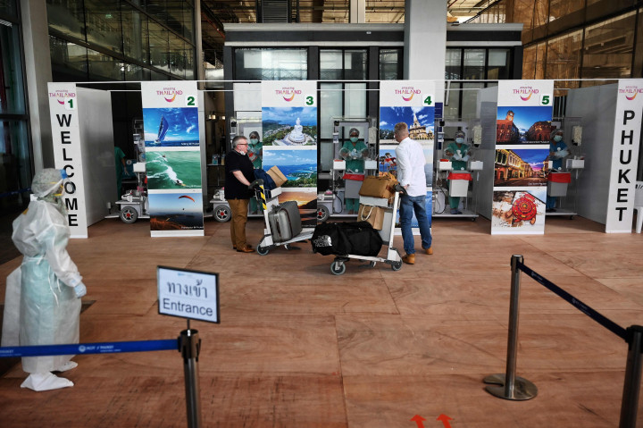Wisatawan mancanegara tiba di Phuket International Airport, Thailand. Phuket kini sudah boleh dikunjungi wisatawan asing yang sudah dua kali diberi vaksin Covid-19.
