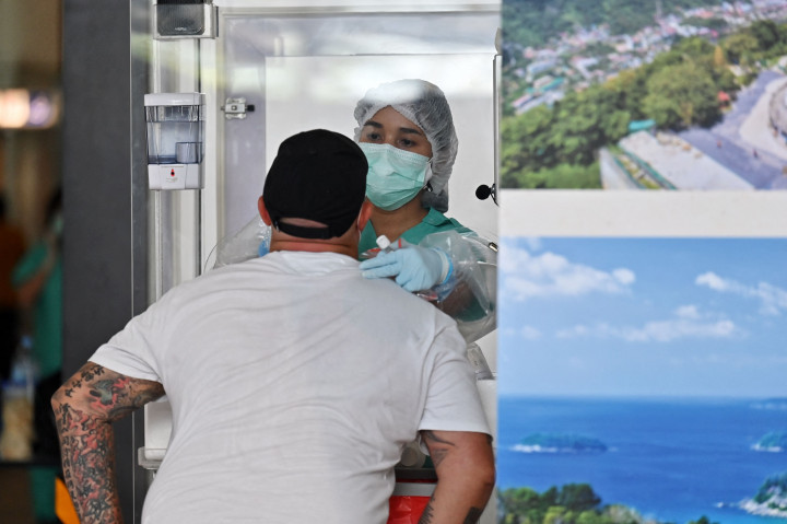 Salah seorang turis dites swab setibanya di Bandara Internasional Phuket.