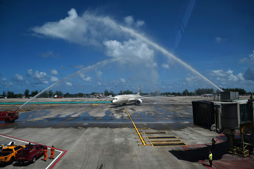 Semprotan air perayaan disiapkan untuk pesawat Etihad Airways yang tiba dari Abu Dhabi membawa penumpang untuk skema pariwisata 'Phuket Sandbox' yang memungkinkan kunjungan orang-orang yang divaksinasi terhadap virus corona Covid-19, di Bandara Internasional Phuket.