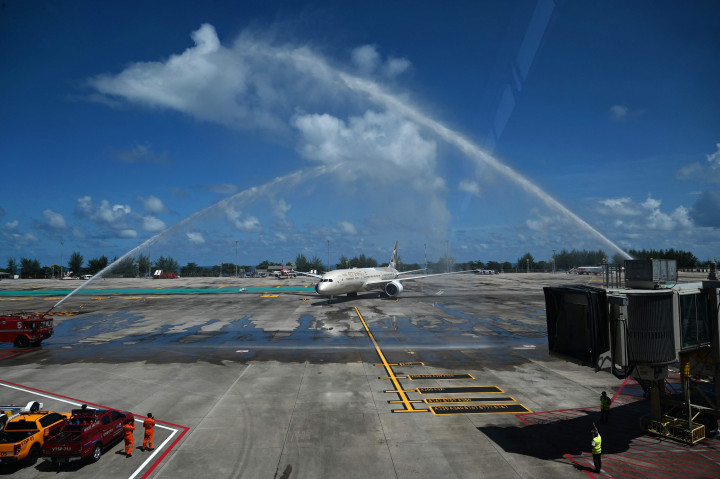Semprotan air perayaan disiapkan untuk pesawat Etihad Airways yang tiba dari Abu Dhabi membawa penumpang untuk skema pariwisata 'Phuket Sandbox' yang memungkinkan kunjungan orang-orang yang divaksinasi terhadap virus corona Covid-19, di Bandara Internasional Phuket.