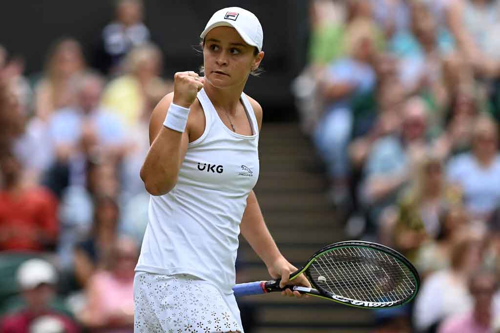 Petenis nomor satu WTA Ashleigh Barty melakukan selebrasi usai melaju ke babak ketiga turnamen Wimbledon, Kamis, 1 Juni 2021 petang waktu London.