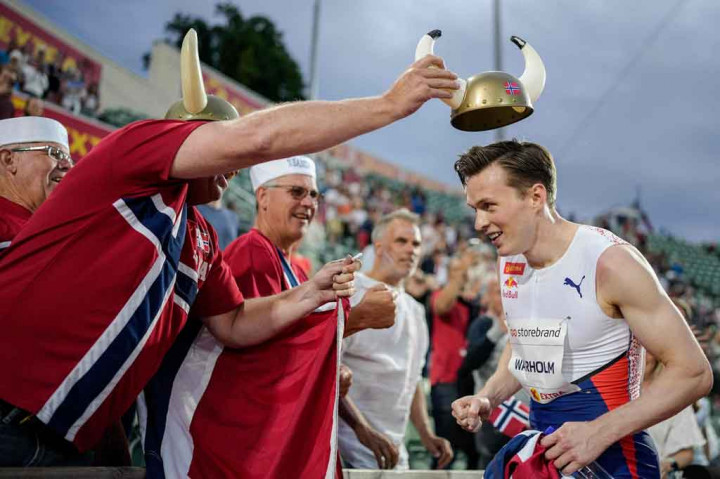 Rekor itu berusia empat tahun lebih tua dari Warlhom yang lahir pada 1996 dan merupakan rekor lari jarak jauh putra yang bertahan paling lama.