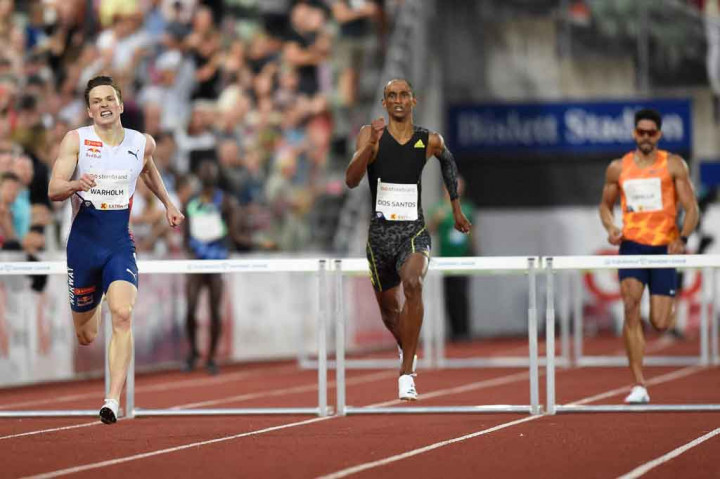 Warholm, yang sudah dua kali menjadi juara dunia, memimpin sejak awal lomba dan tidak pernah mengendurkan kecepatannya sebelum berteriak mencapai garis finis dengan 0,68 detik lebih cepat dari jawara Pan American Games 2019 asal Brasil, Alison dos Santos.