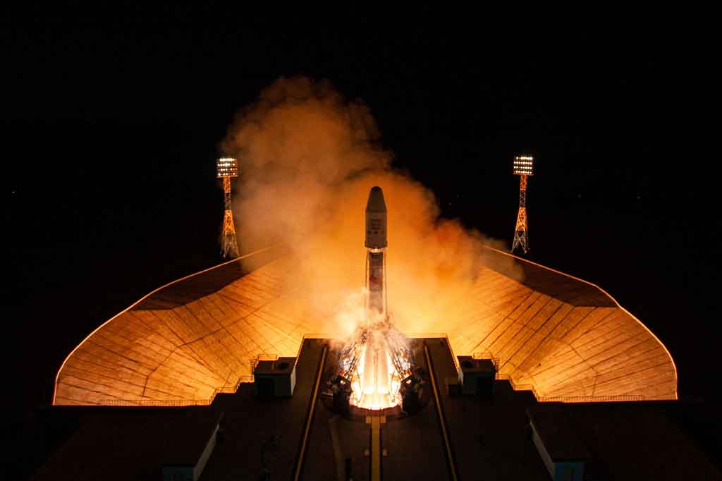 Sebuah roket Soyuz Rusia yang membawa 36 satelit telekomunikasi dan internet Inggris, OneWeb diluncurkan dari Kosmodrom Vostochny di Timur Jauh Rusia pada Kamis, 1 Juli 2021 waktu setempat.