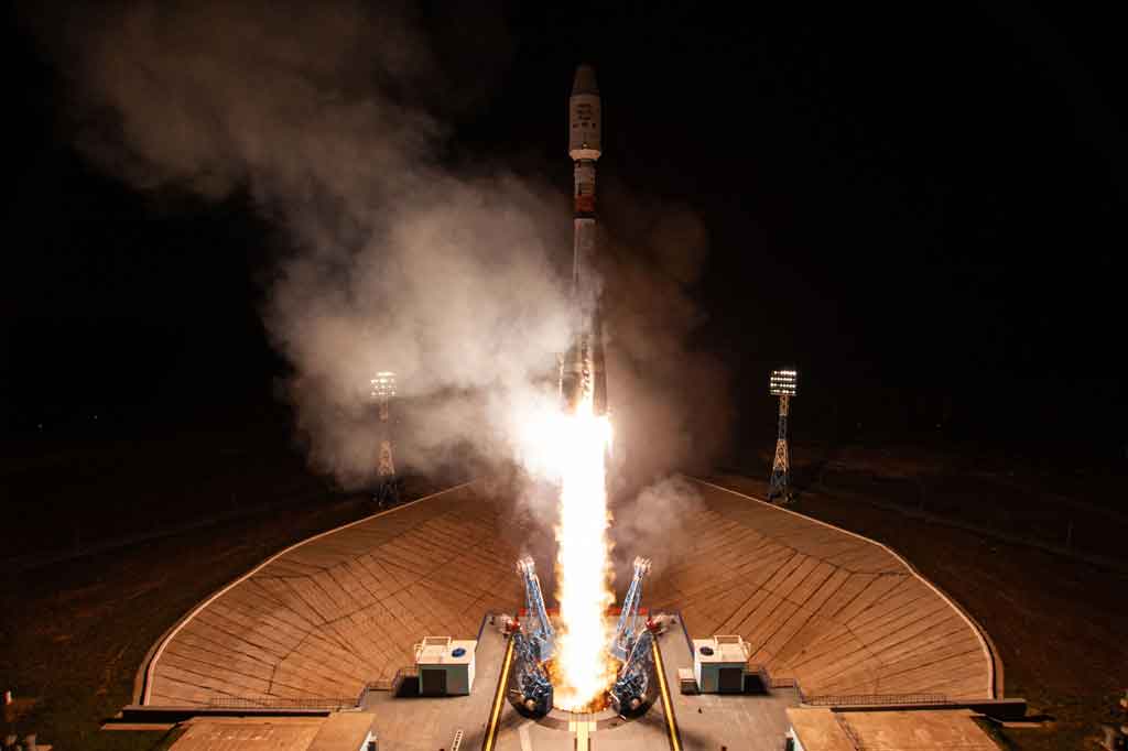 Gambar yang dirilis oleh Roscosmos menunjukkan roket Soyuz-2.1b, diluncurkan oleh Arianespace Eropa lepas landas melawan langit gelap pada pukul 1248 GMT.