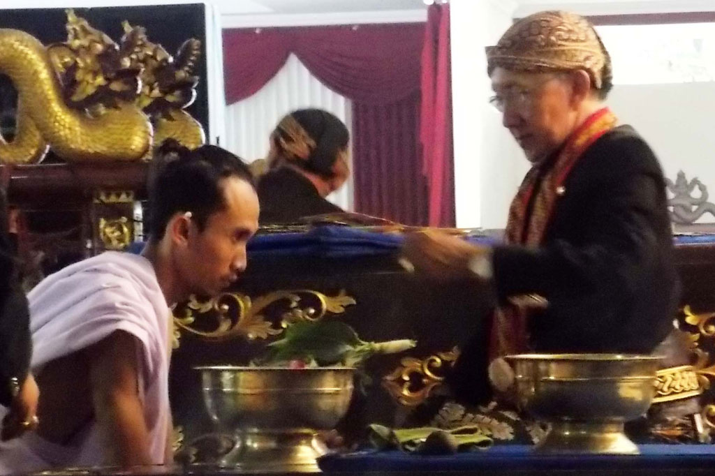 Ki Manteb lahir di Palur, Mojolaban, Sukoharjo, 31 Agustus 1947. Karena keterampilannya memainkan wayang, Ki Manteb dijuluki para penggemarnya sebagai 'Dalang Setan'. Ki Manteb juga dianggap sebagai pelopor perpaduan seni pedalangan dengan peralatan modern. 