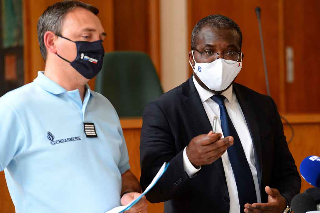 Jaksa Brest, Camille Miansoni (kanan) dan Komandan Grup Gendarmerie di wilayah Brittany, Kolonel Nicolas Duvinage, memberikan konferensi pers tentang penahanan seorang penonton Tour de France, yang menyebabkan tabrakan massal, di gedung pengadilan, di Brest, Prancis pada Kamis, 1 Juli 2021.