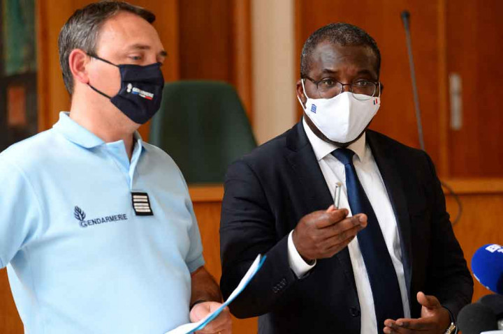 Jaksa Brest, Camille Miansoni (kanan) dan Komandan Grup Gendarmerie di wilayah Brittany, Kolonel Nicolas Duvinage, memberikan konferensi pers tentang penahanan seorang penonton Tour de France, yang menyebabkan tabrakan massal, di gedung pengadilan, di Brest, Prancis pada Kamis, 1 Juli 2021.