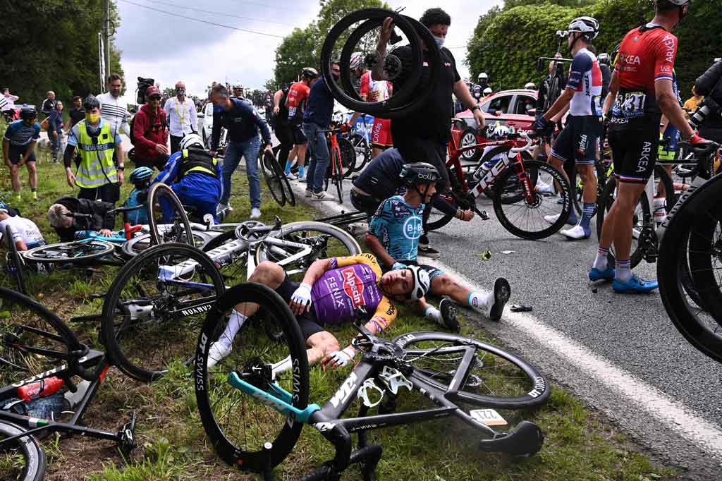 Seorang perempuan berusia 30 tahun yang menyebabkan tabrakan massal di Tour de France pada akhir pekan lalu, dibebaskan dari tahanan polisi pada hari Jumat, 2 Juli 2021, tetapi diperintahkan untuk hadir di pengadilan pada Oktober mendatang.