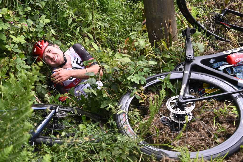 Mengenakan mantel kuning cerah, perempuan tersebut terlihat membentangkan papan karton tulisan tangan ke arah kamera televisi dengan kata-kata 'Allez Opi-Omi!' ('Pergilah, Kakek dan Nenek') di depan para pengendara sepeda, Sabtu, 26 Juni 2021.