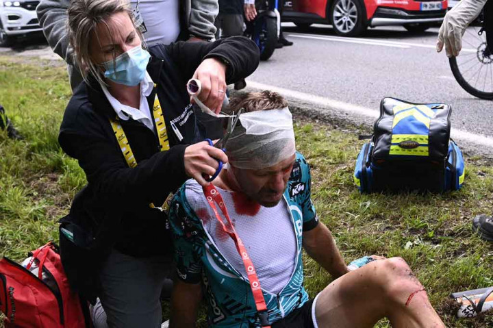 
Pembalap Jerman Tony Martin, yang berada di luar peleton yang padat, tidak dapat menghindari tabrakan, sementara tabrakan berikutnya menyebabkan penundaan lima menit karena terjadi kecelakaan massal.