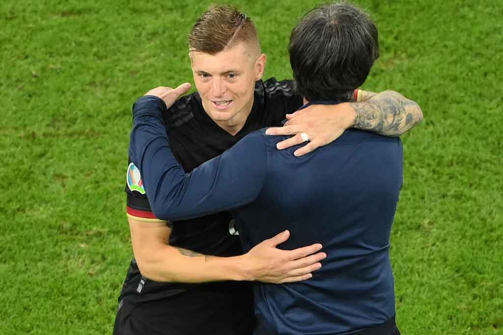 Berterima kasih kepada pendukung dan kritikus, Kroos juga memiliki kata-kata khusus untuk Joachim Loew, yang mengundurkan diri sebagai pelatih timnas pada Selasa, 28 Juni 2021, setelah 15 tahun bekerja.