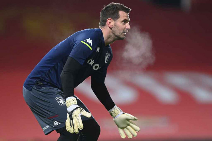 Kiper jebolan akademi MU United tersebut pindah dengan status bebas transfer setelah kontraknya di Aston Villa habis pada akhir musim lalu pada Mei.