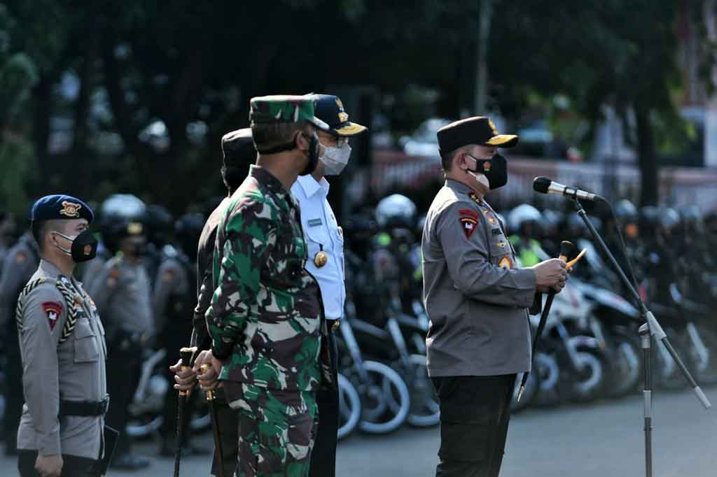 Kapolda Metro Jaya Fadil Imran (kanan) didampingi Gubernur DKI Jakarta Anies Baswedan (tengah) dan Pangdam Jaya Mulyo Aji (kiri) saat memimpin apel operasi kontijensi 'Aman Nusa II Penanganan Covid-19' di Lapangan Presisi Mapolda Metro Jaya, Jumat, 2 Juli 2021. Polda Metro Jaya mulai tengah malam ini atau Sabtu, 3 Juli 2021 pukul 00.00 WIB menutup akses keluar-masuk Jakarta seiring dengan Pemberlakuan Pembatasan Kegiatan Masyarakat (PPKM) Darurat oleh pemerintah.