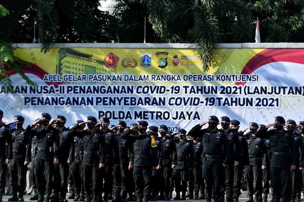 Fadil mengatakan, mulai tengah malam ini petugas memeriksa setiap orang yang melakukan mobilitas dan hanya individu yang bertugas di sektor esensial dan kritikal yang boleh melakukan mobilitas.