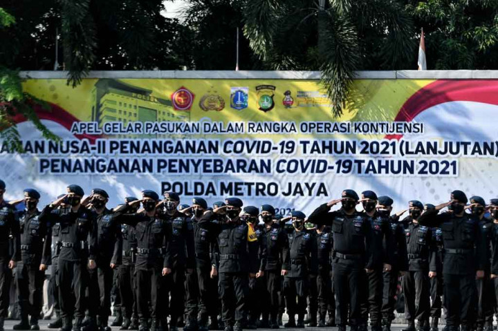 Fadil mengatakan, mulai tengah malam ini petugas memeriksa setiap orang yang melakukan mobilitas dan hanya individu yang bertugas di sektor esensial dan kritikal yang boleh melakukan mobilitas.