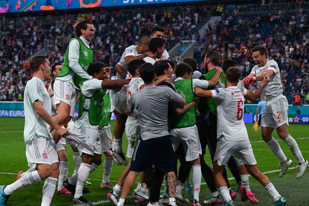 Para pemain Spanyol meluapkan kegembiraan usai melenggang ke semifinal Euro 2020 setelah menang adu penalti 3-1 atas Swiss. Babak adu penalti dilakukan setelah selama 120 menit laga perempat final Piala Eropa 2020 kedua tim berakhir imbang 1-1.