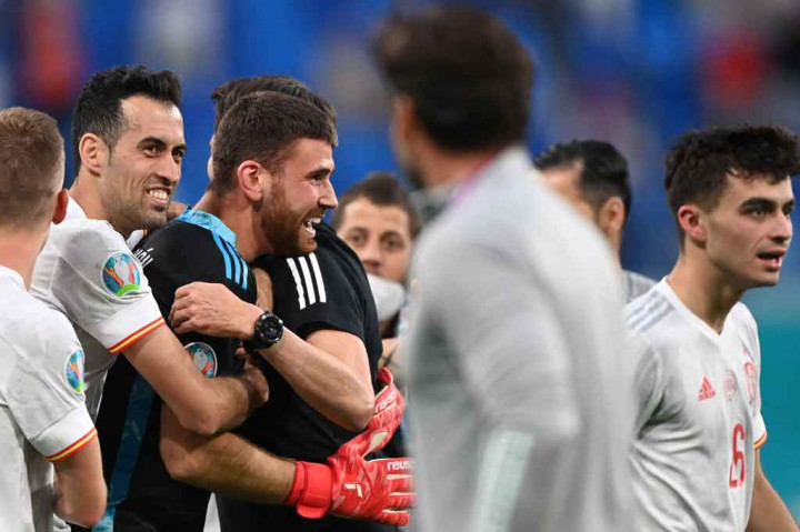 Kiper Unai Simon pantas menjadi pahlawan kemenangan Tim Matador setelah menggagalkan dua tendangan penalti Swiss ketika tim lawan hanya berhasil dalam satu tendangan penalti, sedangkan satu tendang lainnya melambung melewati gawangan Spanyol.