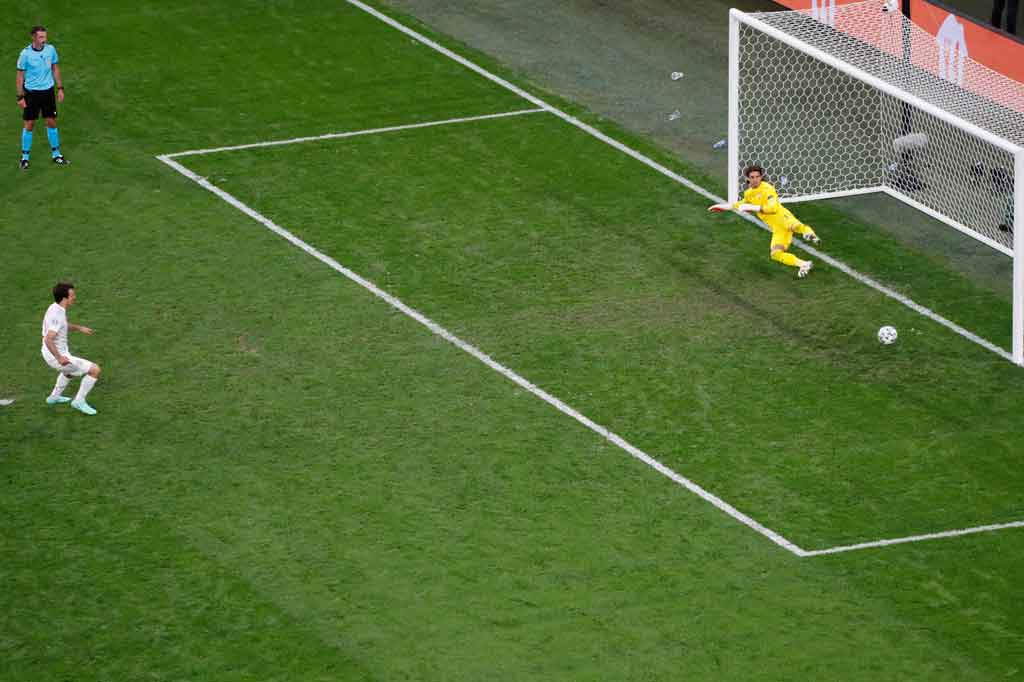 Dua penendang Spanyol gagal mengeksekusi adu penalti ini. Sergio Busquets membentur tiang, sedangkan sepakan Rodri diblok oleh kiper Yann Sommer. Sedangkan Dani Olmo, Gerard Moreno, dan Mikel Oyarzabal sukses menjalankan tugasnya.