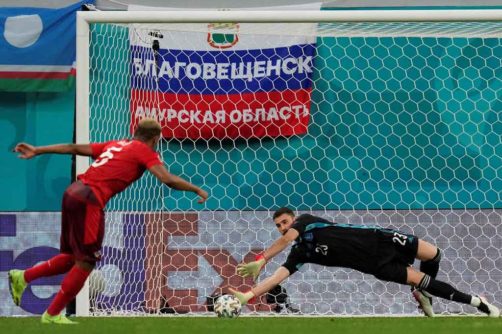 Di pihak Swiss, hanya Mario Gavranovic yang sukses menjadi eksekutor adu penalti, sedangkan Fabian Schaer dan Manuel Akanji diblok oleh Unai Simon, sementara Ruben Vargas melenceng ke atas gawang.