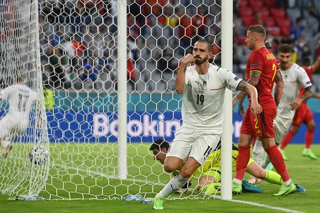 Italia menguasai jalannya laga sejak awal pertandingan. Leonardo Bonucci sempat merobek gawang Belgia pada menit ke-13 setelah meneruskan sebuah tendangan bebas, namun review VAR menganulir gol itu karena sang pemain offside.