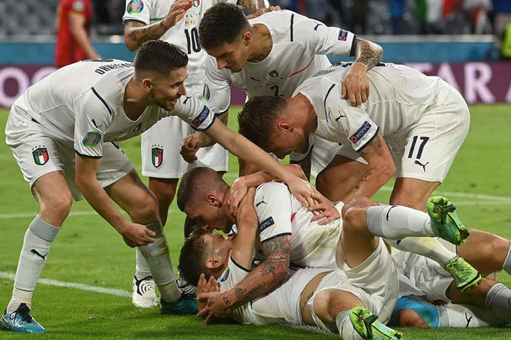 Gli Azzuri akhirnya berhasil memecahkan kebuntuan pada menit ke-31 lewat Nicolo Barella. Meneruskan umpan Marco Verratti dengan mengelabui Thorgan Hazard, Barella berhasil melepaskan tendangan kencang yang tak bisa dicegah penjaga gawang Thibaut Courtois.