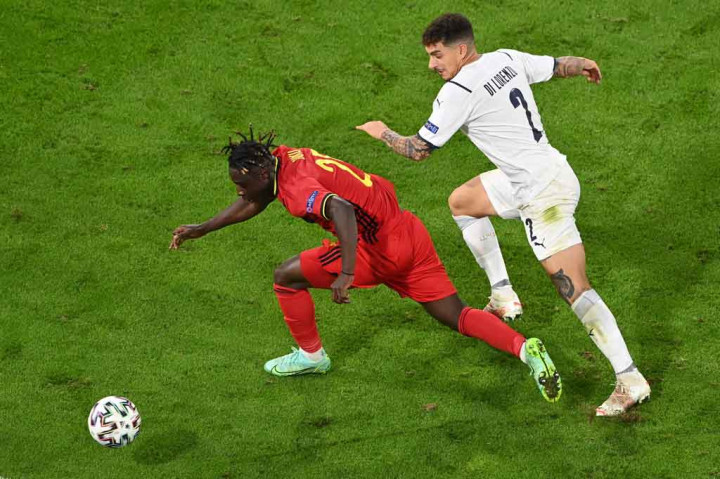 Menjelang babak pertama usai Belgia mendapat hadiah penalti setelah bek Gli Azzuri, Giovanni Di Lorenzo melakukan pelanggaran terhadap Jeremy Doku di dalam kotak penalti.