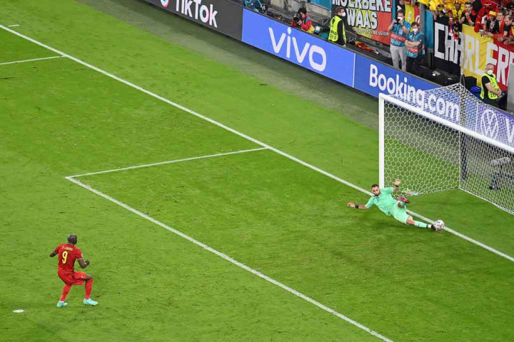 Setelah tinjauan VAR, wasit memastikan itu penalti dan Romelu Lukaku sukses menjadi algojo tendangan penalti dengan menaklukkan Gianluigi Donnarumma. Skor 2-1 mengakhiri babak pertama.