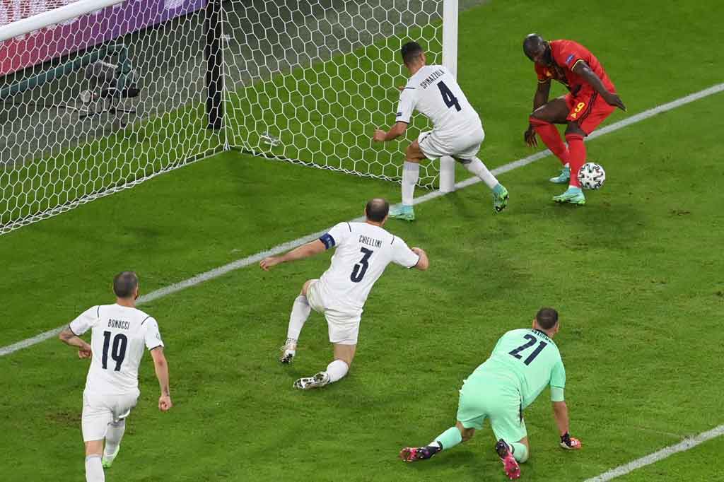 Setan merah nyaris menyamakan kedudukan pada menit ke-61. Namun sayang peluang emas Lukaku di depan gawang kosong masih bisa digagalkan Leonardo Spinazzola.