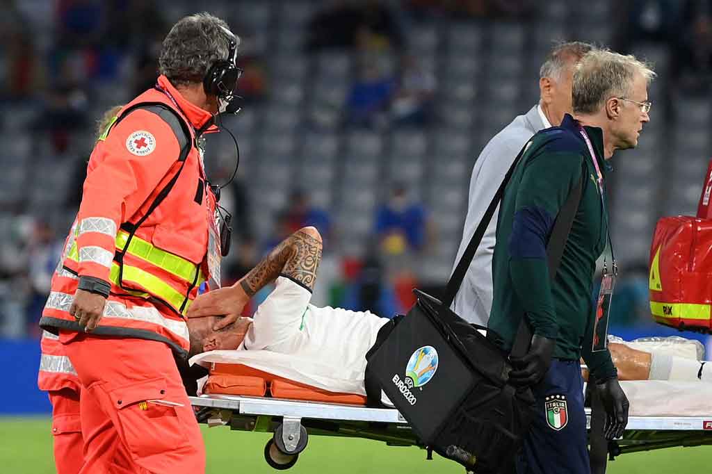Spinazzola, 28, menangis saat ditandu meninggalkan lapangan pada menit ke-79. Dia kemudian digantikan Emerson Palmieri yang kemungkinan akan mengisi tempatnya di semifinal melawan Spanyol di Wembley, Selasa, 6 Juli 2021 pekan depan.