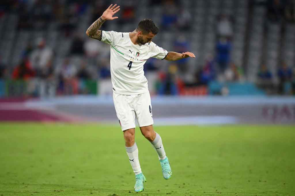 Spinazzola berhenti setelah mengejar bola dan menunjuk ke bangku tanda minta harus diganti.