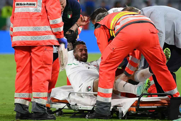 Kegembiraan Italia mencapai semifinal Euro 2020 setelah mengalahkan Belgia 2-1 diganggu oleh cedera serius yang dialami bek kiri Leonardo Spinazzola. Bek AS Roma tersebut harus ditandu ke luar lapangan pada babak kedua dan diperkirakan akan absen selama sisa turnamen.