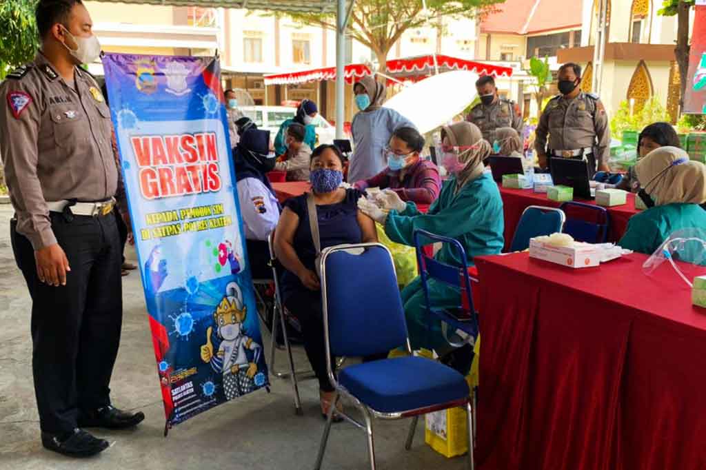 Pemohon surat izin mengemudi (SIM) di Polres Klaten, Jawa Tengah, mendapat fasilitas layanan vaksinasi covid-19 secara gratis.