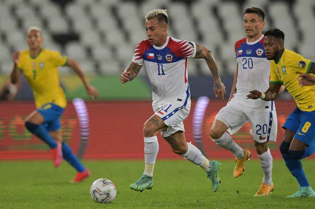 Chile mendominasi permainan dan mampu merepotkan Brasil sejak babak pertama dimulai. La Roja mendapat peluang emas di menit ke-10 lewat tendangan jarak jauh Eduardo Vargas. Sayang bola masih mengarah tepat ke jangkauan kiper Ederson Moraes.