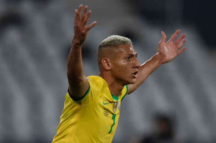 Lima menit berselang Brasil balik mengancam lewat sepakan jarak jauh Richarlison. Kiper Chile Claudio Bravo dengan sigap berhasil menyelamatkan gawangnya dari kebobolan.