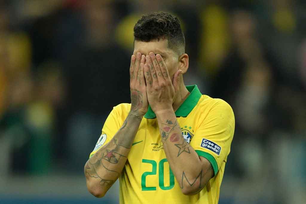 Pada menit ke-22 tuan rumah nyaris menjebol gawang Chile lewat tendangan voli Roberto Firmino menyambut umpan silang Neymar. Sayang bola belum menemui sasaran.