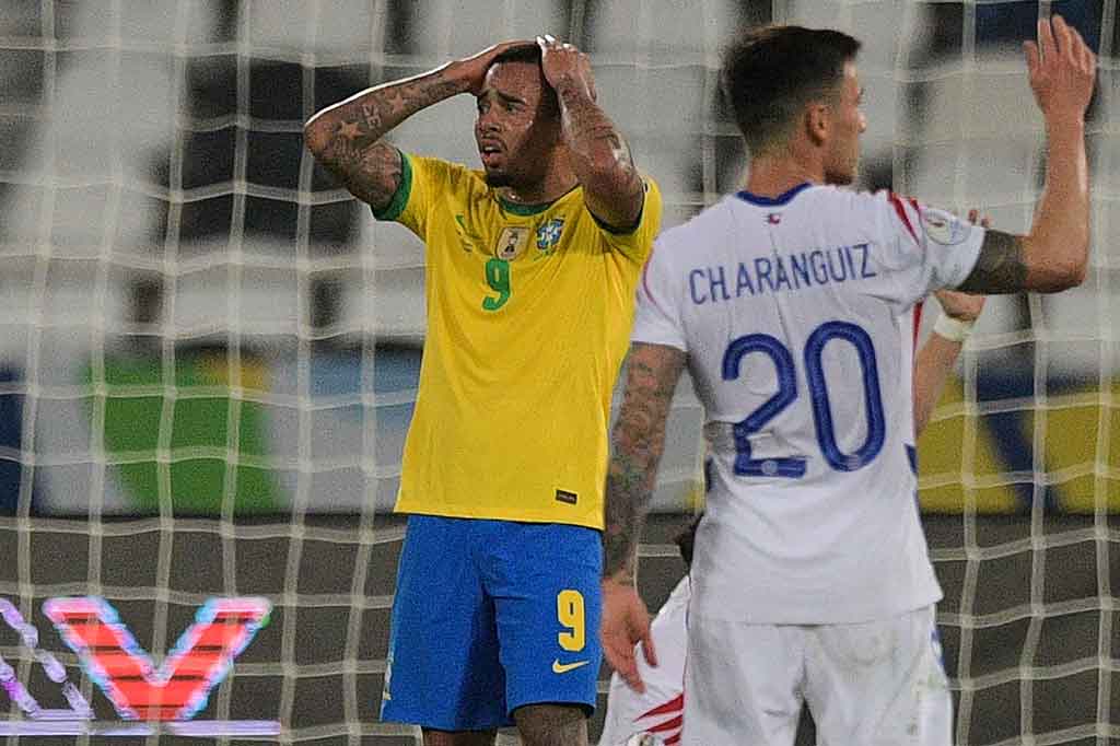 Dua menit jelang babak pertama berakhir Gabriel Jesus mendapat peluang emas. Menerima umpan dari Neymar, penyerang Manchester City itu melepaskan tembakan, namun bola masih bisa digagalkan Bravo. Tidak ada gol yang tercipta di babak pertama.