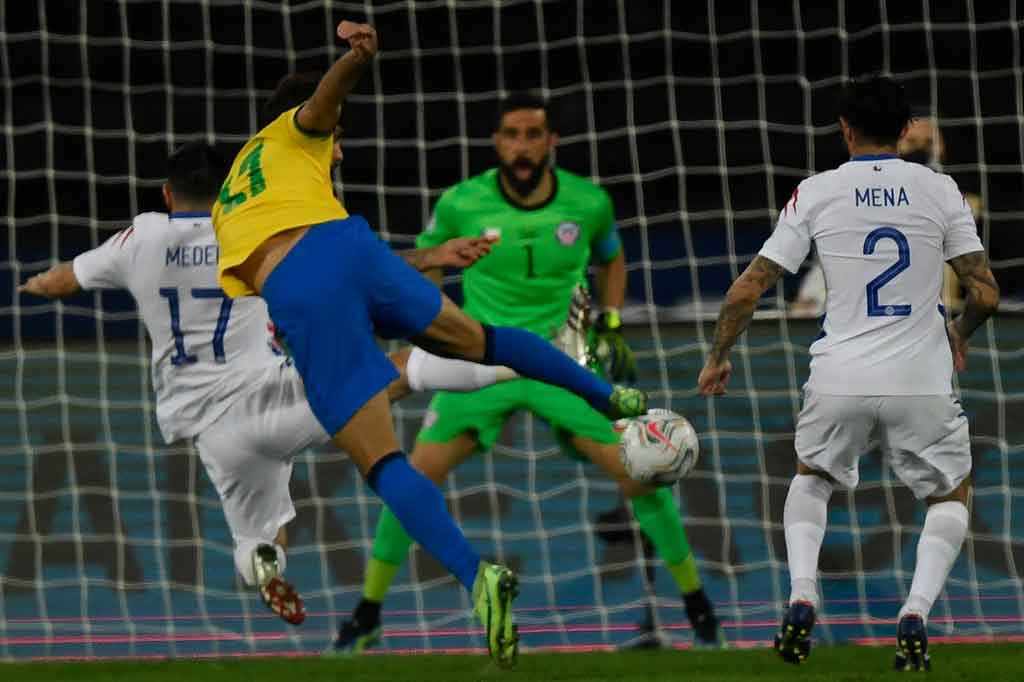 Menerima umpan matang dari Neymar, Paqueta berhasil mengecoh bek Chile sebelum membobol gawang Bravo.