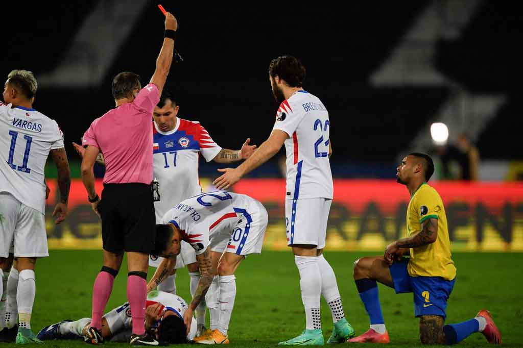 Dua menit berselang tim tuan rumah harus bermain dengan 10 orang setelah Gabriel Jesus diusir wasit akibat mengarahkan tendangannya ke Eugenio Mena.