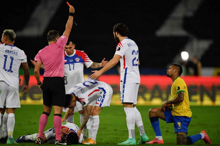 Dua menit berselang tim tuan rumah harus bermain dengan 10 orang setelah Gabriel Jesus diusir wasit akibat mengarahkan tendangannya ke Eugenio Mena.