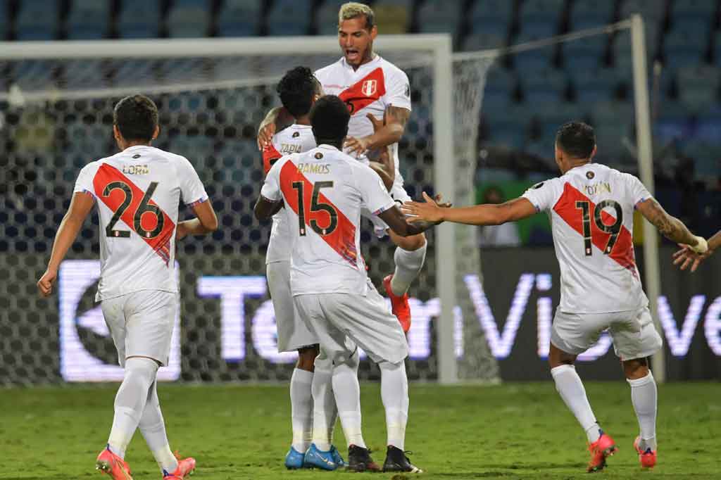 Para pemain Peru meluapkan kegembiraan usai memastikan diri melaju ke semifinal Copa America 2021. Peru berhasil menyingkirkan Parguay 4-3 lewat babak adu penalti dalam laga perempat final di Estadio Olimpico, Goiania, Brazil, Sabtu 3 Juli 2021 WIB. Adu penalti dilakukan setelah kedua tim bermain imbang 3-3 selama 90 menit.