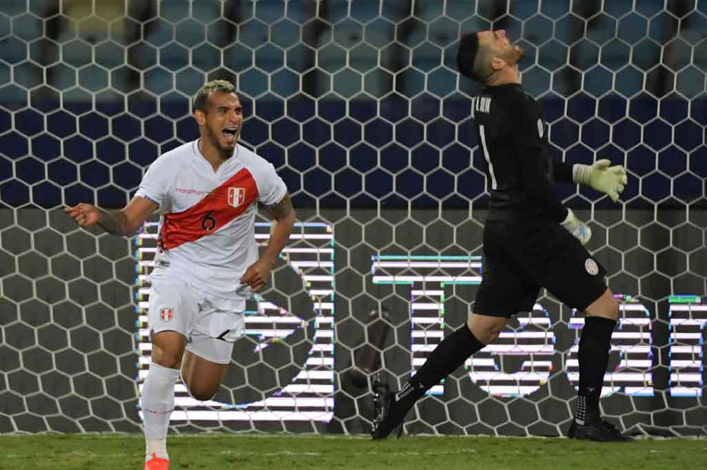 Miguel Trauco mencetak gol penentu kemenangan Peru, sekaligus menuntaskan drama adu penalti dengan dua tembakan ke atas mistar gawang dan tiga penyelamatan.
