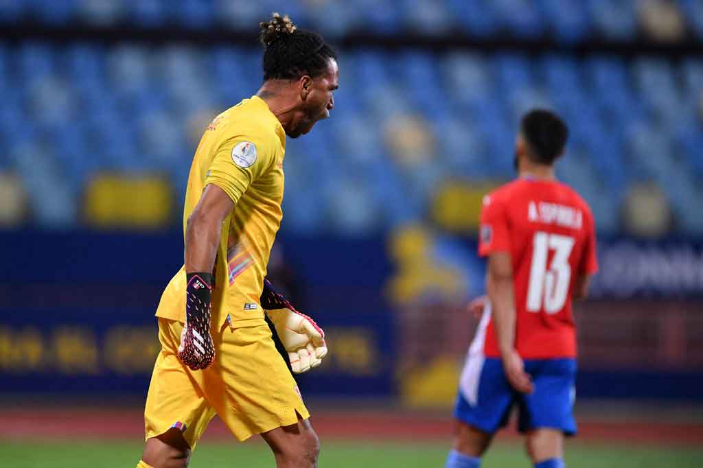Kiper Peru Pedro Gallese mengatur panggung untuk Trauco dengan melakukan penyelamatan dari eksekusi penalti Alberto Espinola.