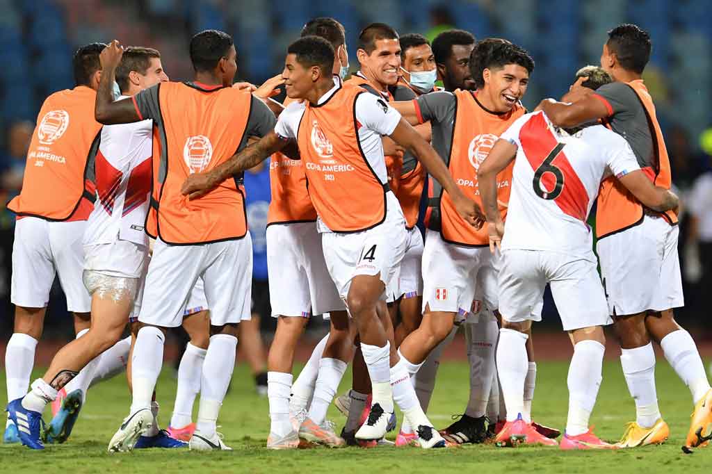 Di babak semifinal Peru akan menantang favorit juara Brasil, yang di pertandingan lainnya menundukkan Chile dengan skor 1-0.