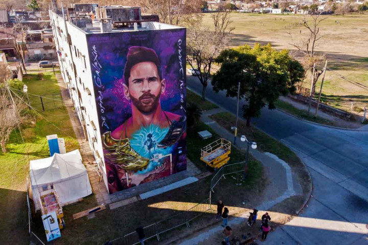 Mural itu menutupi salah satu ujung gedung apartemen empat lantai di lingkungan La Bajada di Rosario tempat sang bintang tinggal sebagai seorang anak, dan menghadap ke sekolah dasar masa kecilnya.