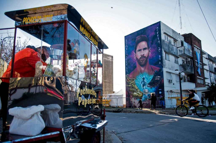Karya seni setinggi 14 meter dan lebar 8 meter yang diresmikan pada Jumat, 2 Juli 2021 itu menggambarkan Messi yang berjanggut, bertelanjang dada, dan sosok pemain yang lebih kecil sebagai seorang anak yang sedang menyulap bola. 